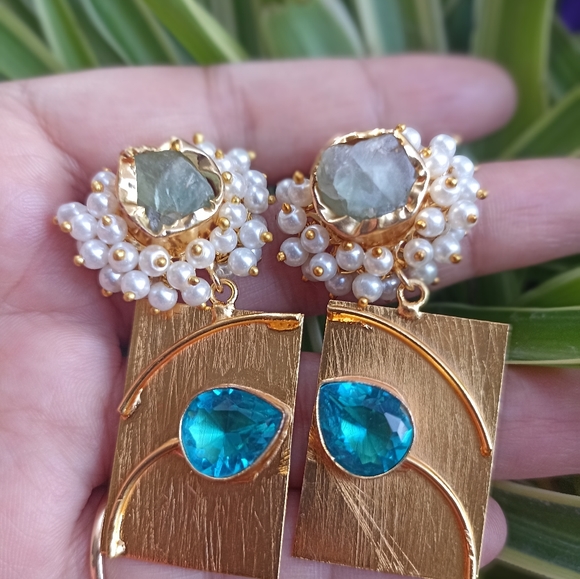 Very beautiful handmade gold plated stone studded drop earrings - Picture 4 of 9